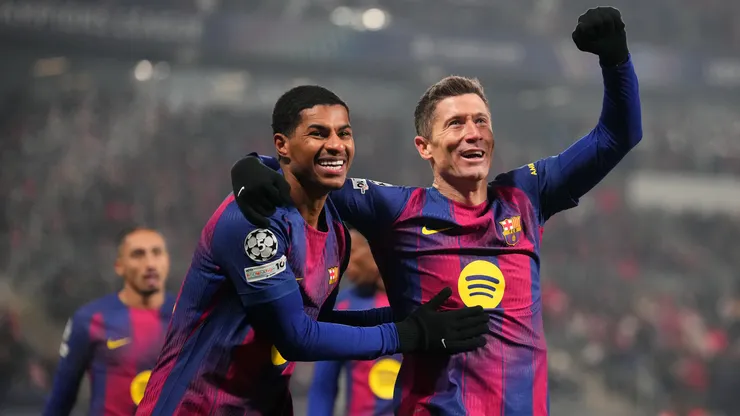 Robert Lewandowski celebrates a goal with Marcus Rashford.