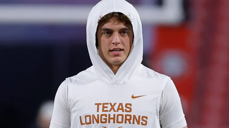 Arch Manning #16 of the Texas Longhorns.