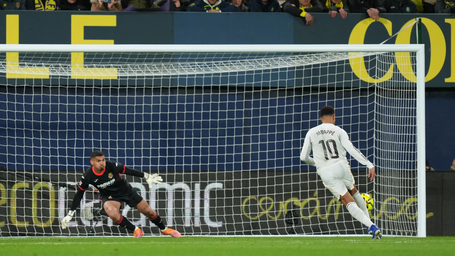 Kylian Mbappe scores a penalty against Villarreal with a Panenka style. (Getty Images)