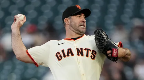 Justin Verlander #35 of the Giants pitches against the Cardinals.