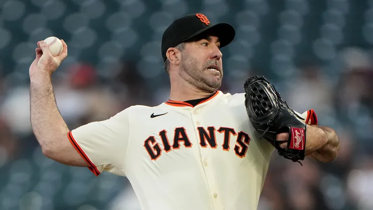 Justin Verlander #35 of the Giants pitches against the Cardinals.