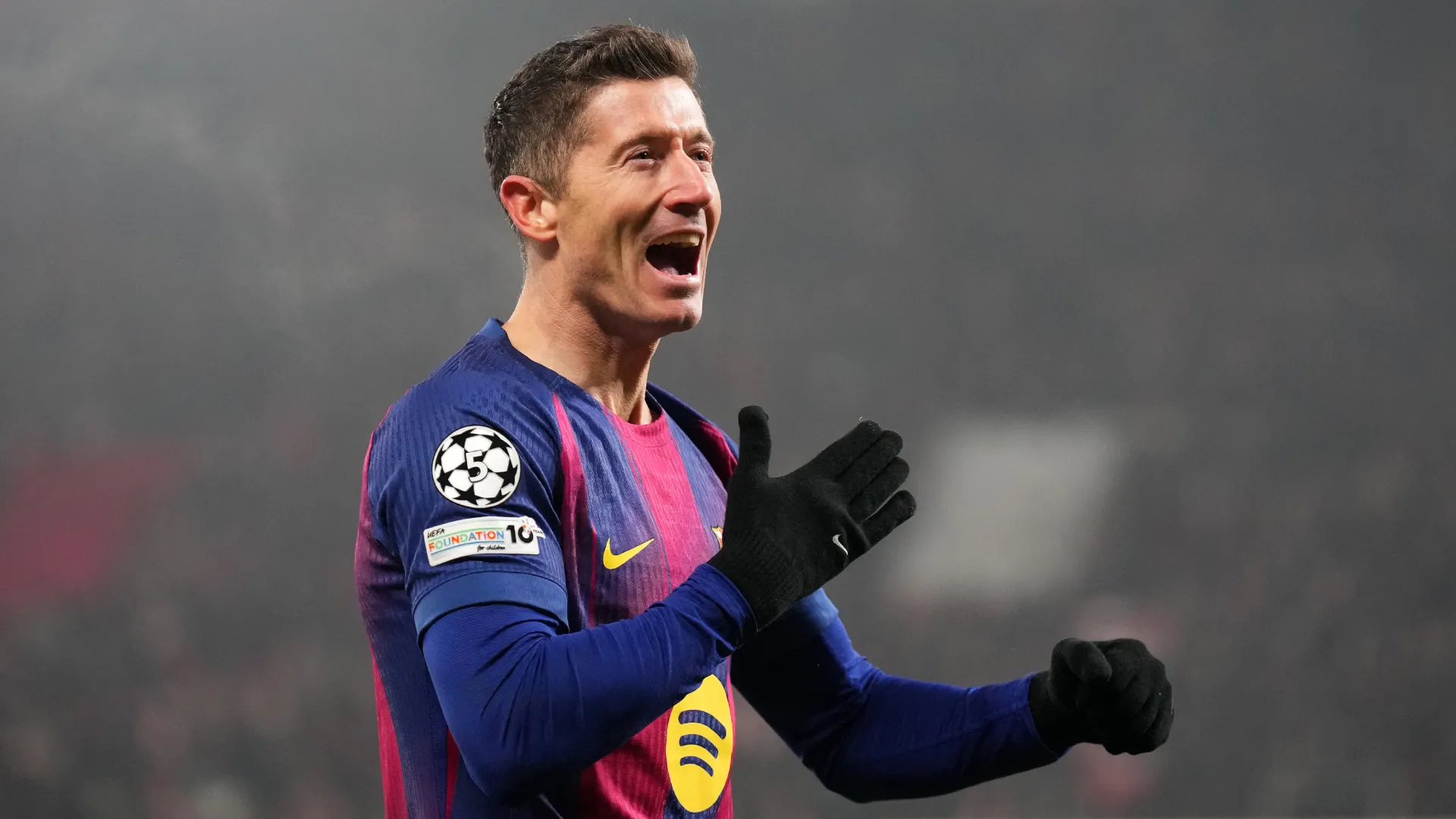 Robert Lewandowski celebrates a goal against Slavia Praha. (Getty Images)