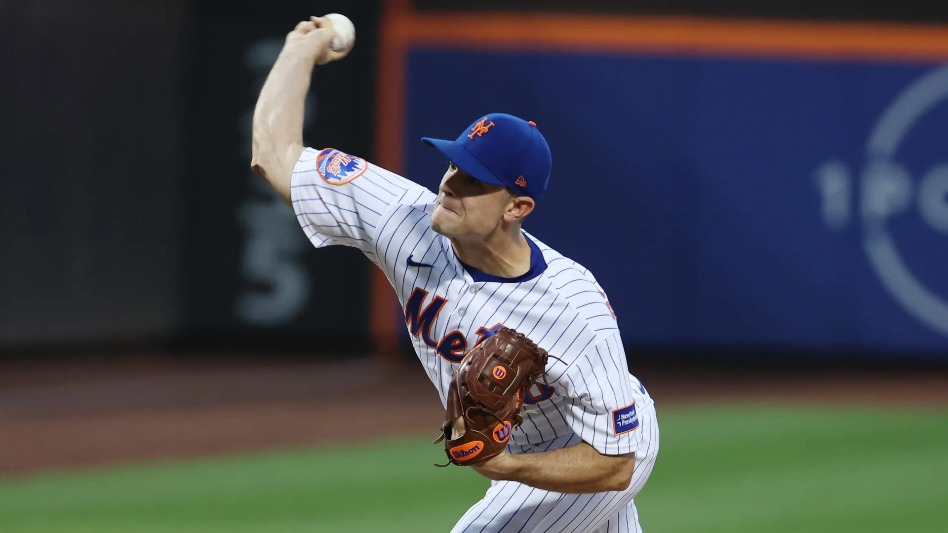 David Robertson #30 with the Mets pitches against the Dodgers. Al Bello/Getty Images