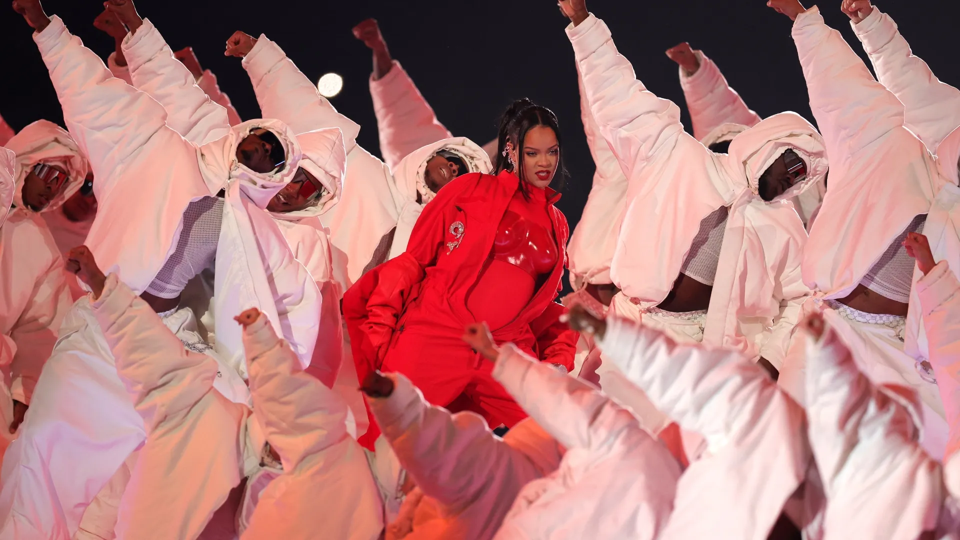 Rihanna (Source: Carmen Mandato/Getty Images)