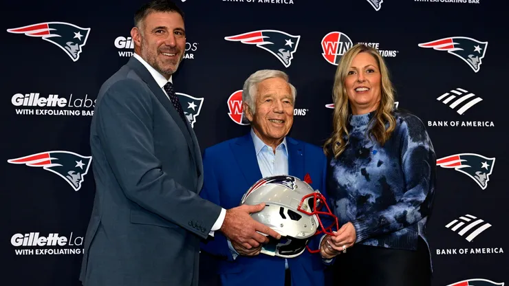 Owner Robert Kraft poses for a photograph with Mike Vrabel and his wife Jen Vrabel in 2025.
