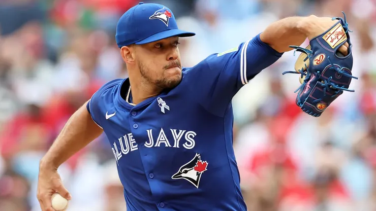 José Berríos #17 of the Toronto Blue Jays throws a pitch.