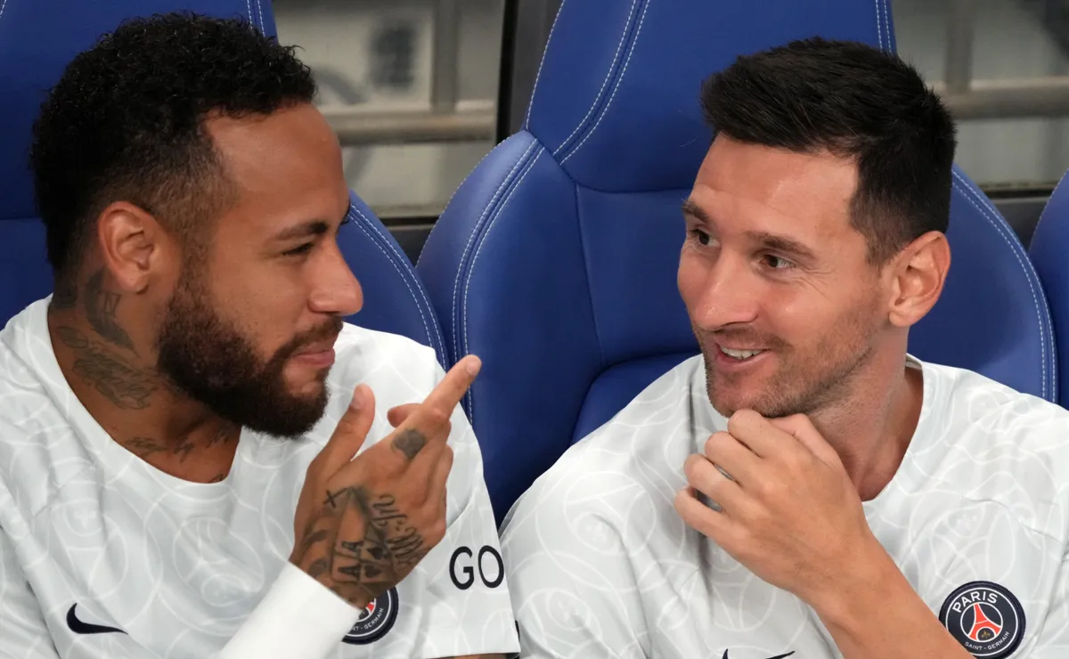 lionel-messi-poses-with-gift-from-neymar-jr-years-after-barcelona-psg