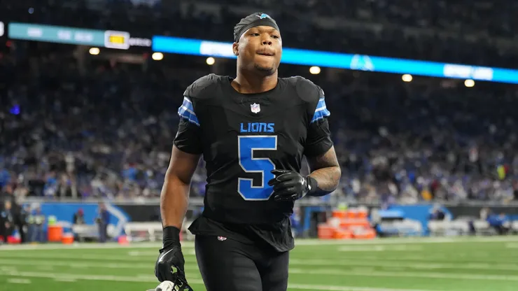 David Montgomery #5 of the Detroit Lions jogs across the field.
