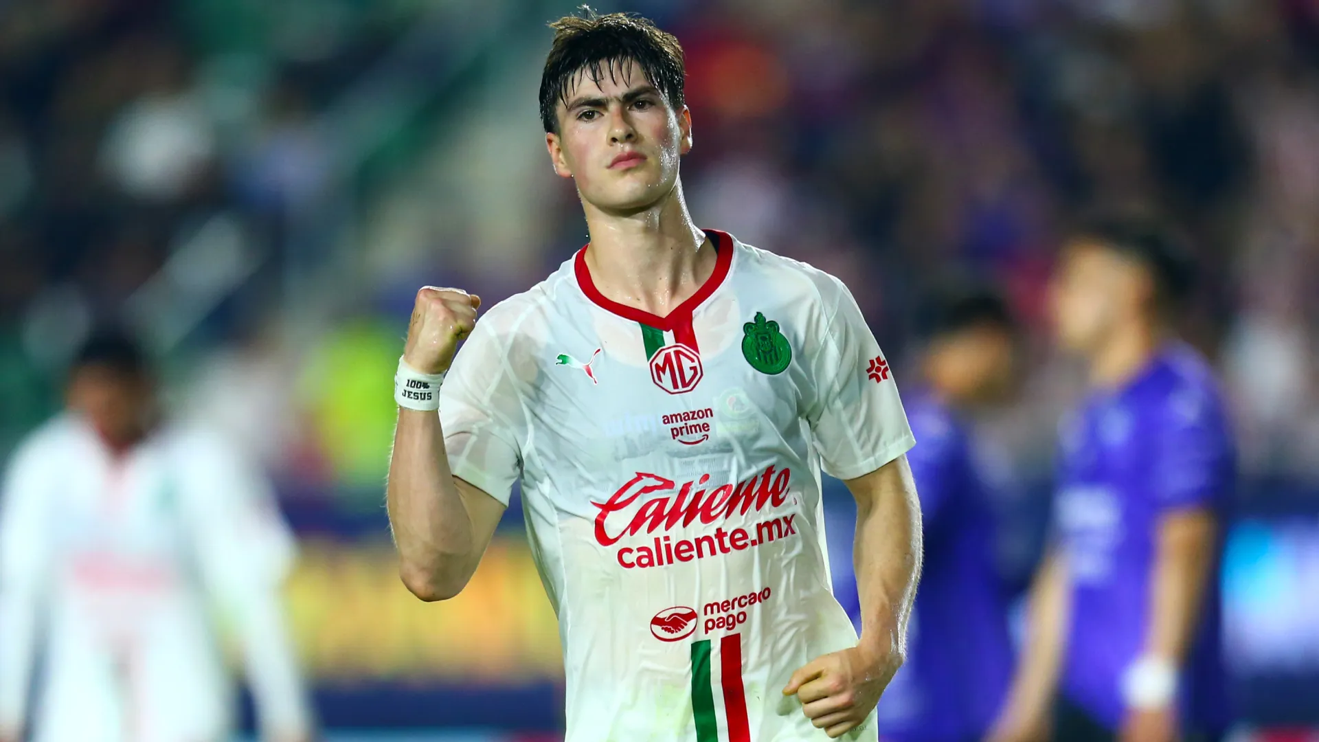 Armando Gonzalez celebrates a goal for Chivas. (Getty Images)