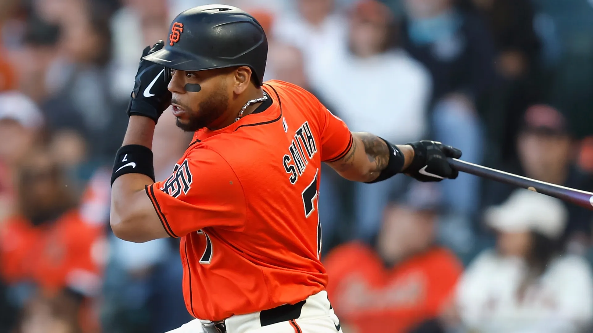 Dominic Smith #7 of the Giants hits an RBI single. Lachlan Cunningham/Getty Images