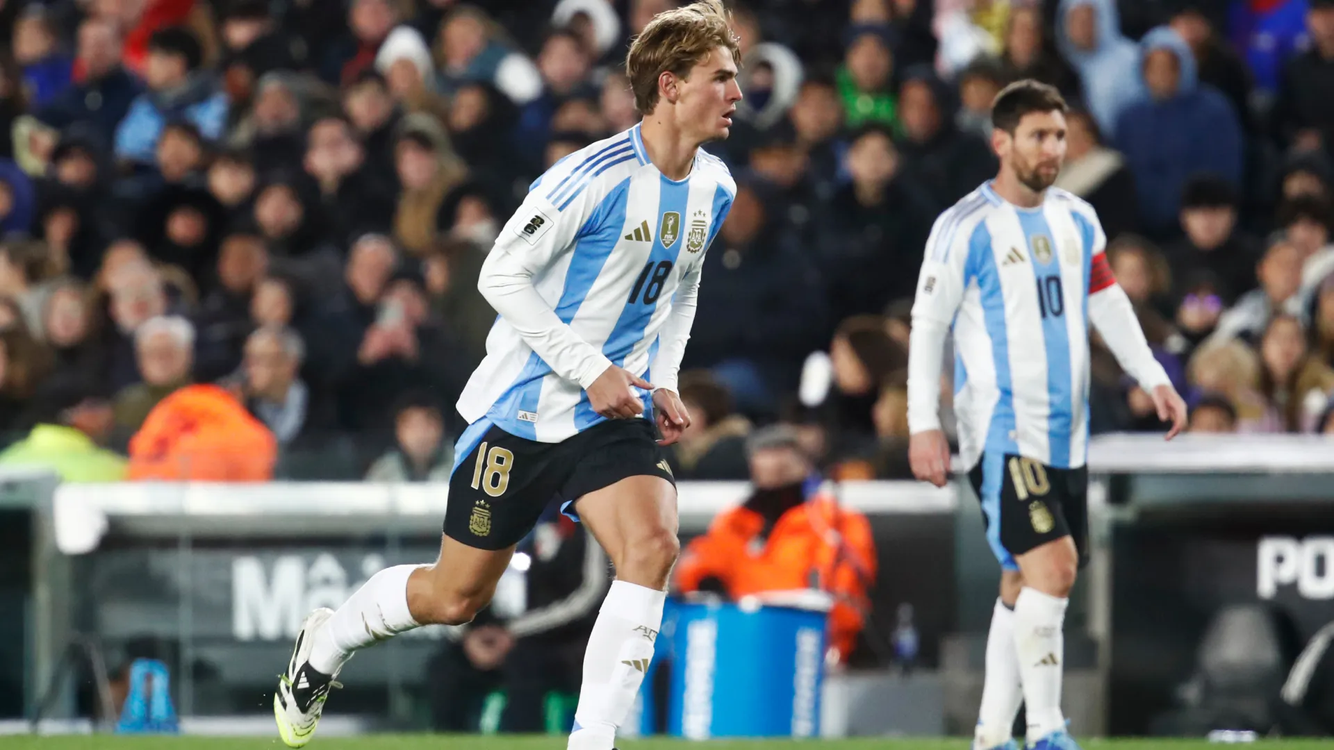 Nico Paz playing for Argentina alongside Lionel Messi. (Getty Images)