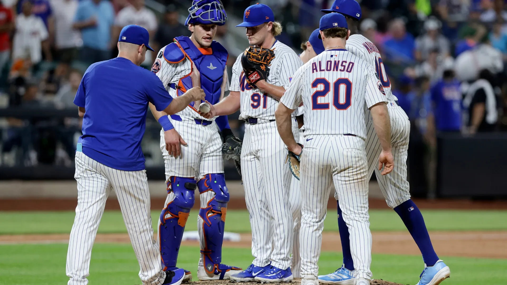 Mets manager Carlos Mendoza visits the mound. Jim McIsaac/Getty Images
