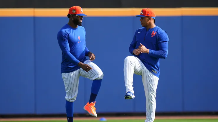New York Mets' hitters warming up.