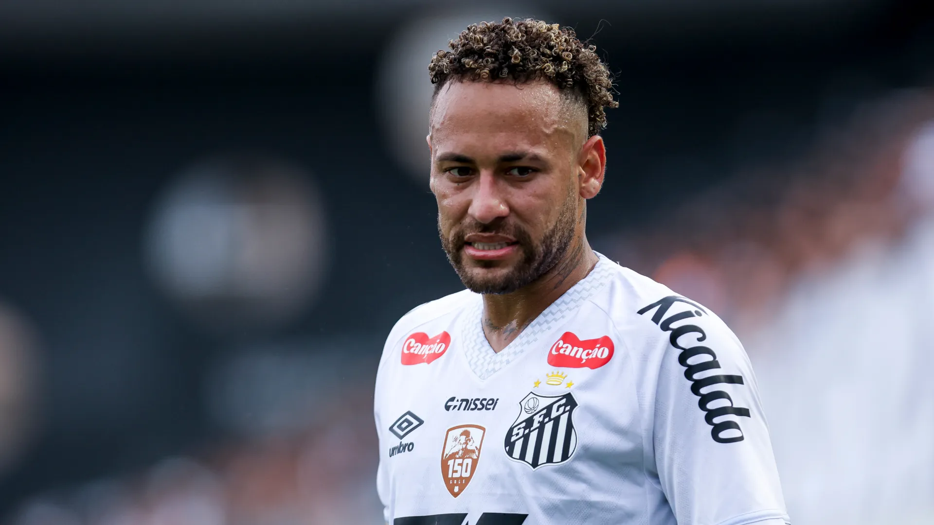 Neymar Junior looks on during the Brasileirao 2025 match between Santos and Cruzeiro. (Getty Images)