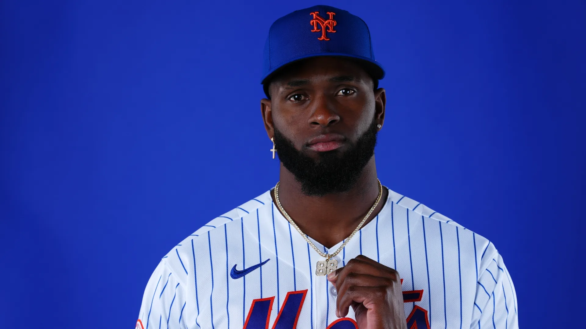 Luis Robert Jr. possing