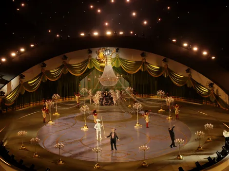 How many people worked on the 2026 Winter Olympics closing ceremony?