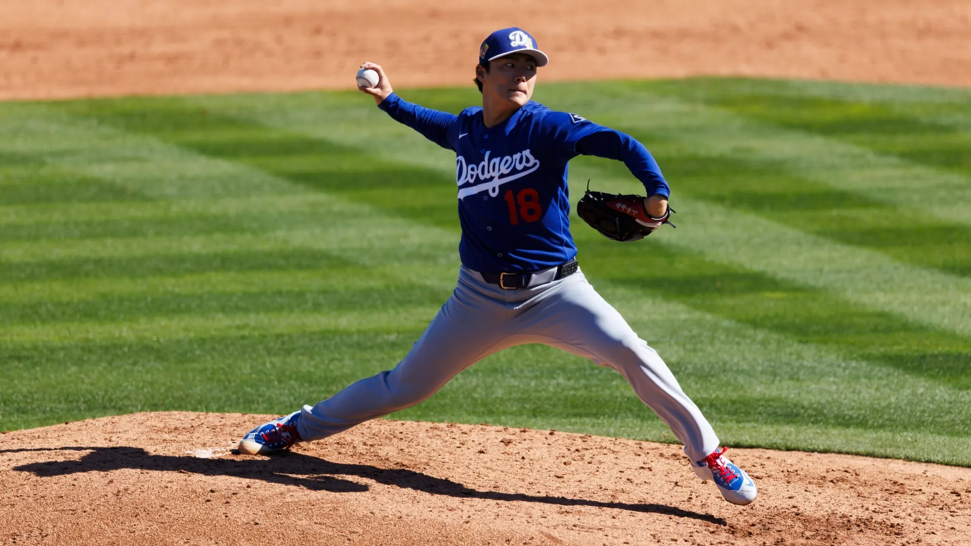 Yoshinobu Yamamoto pitching