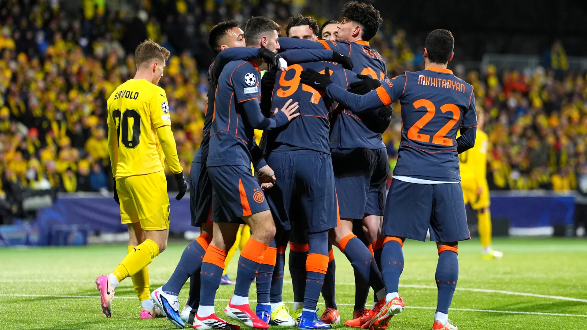Francesco Pio Esposito celebrates with his teammates after scoring against Bodo/Glimt. (Getty Images)