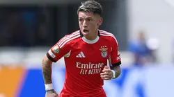 Gianluca Prestianni #25 of SL Benfica pushes the ball.