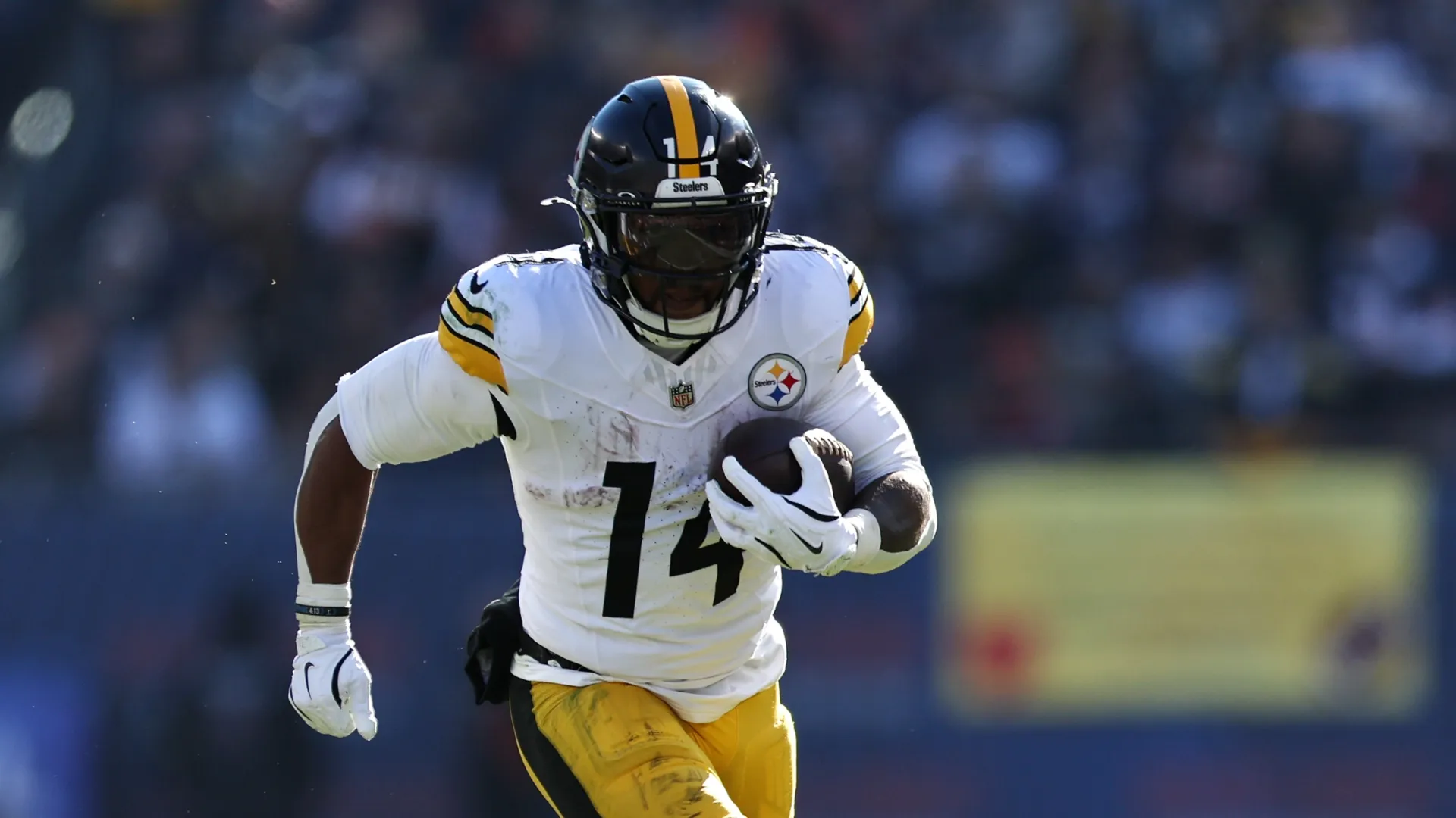 Kenneth Gainwell playing for the Steelers in 2025