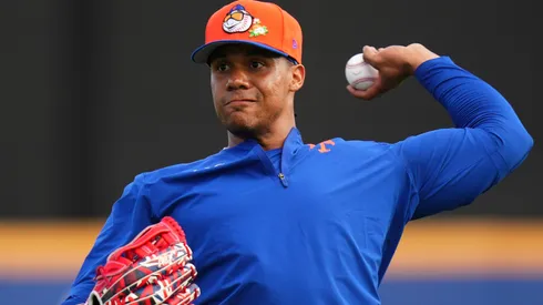 Juan Soto #22 of the New York Mets warms up during spring training workouts.