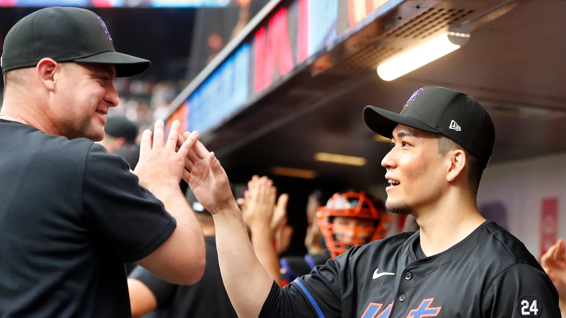 Kodai Senga greets manager Carlos Mendoza