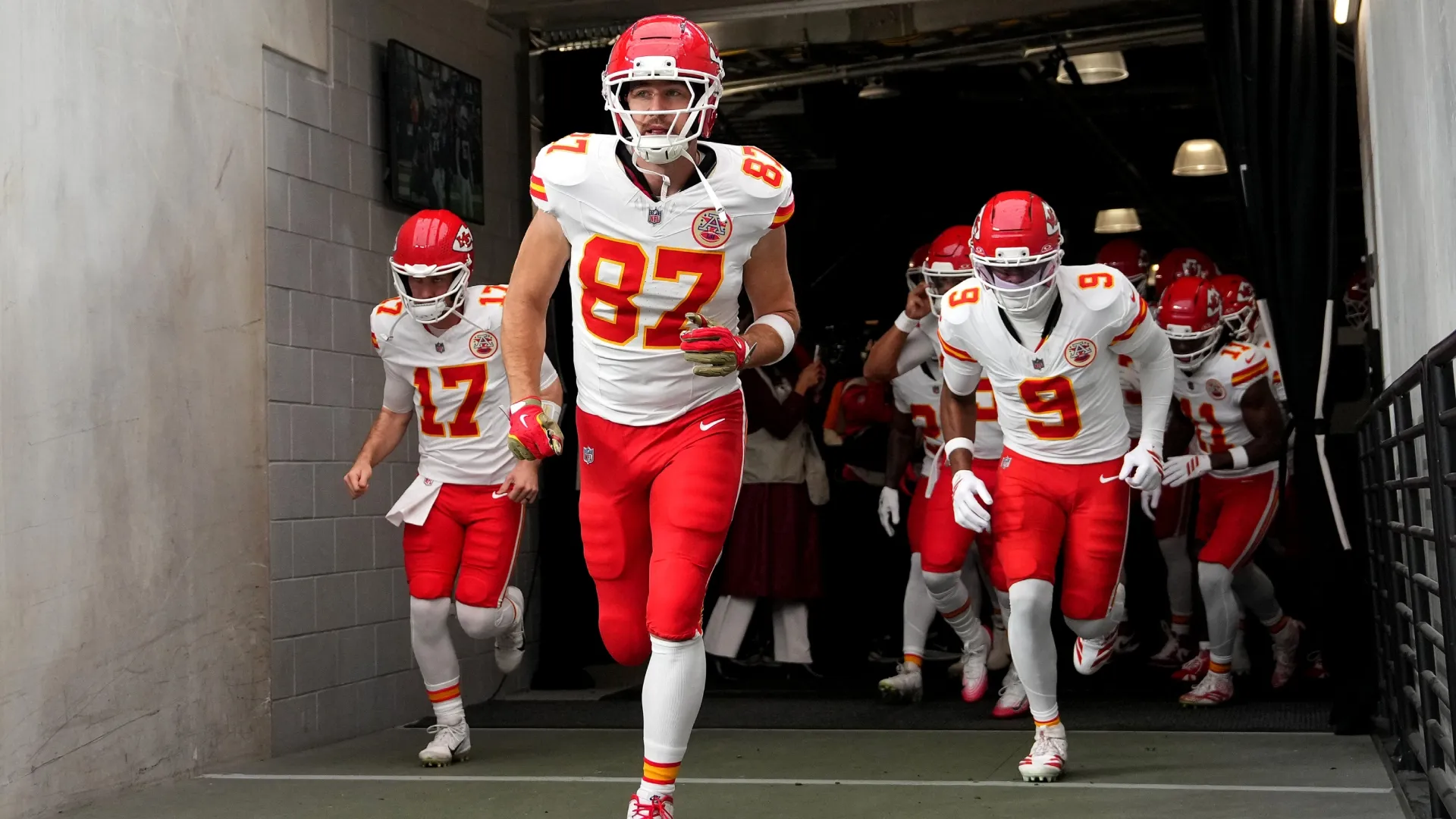 Travis Kelce #87 of the Chiefs runs onto the field prior to a game in 2026 (Source: Candice Ward/Getty Images)