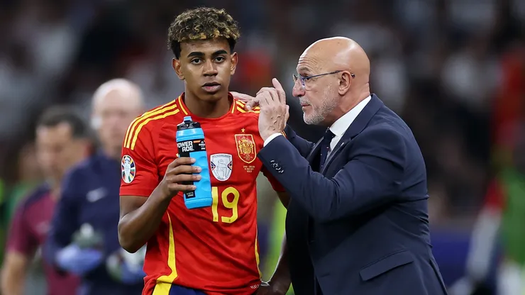 Lamine Yamal of Spain speaks with Luis de la Fuente, Head Coach of Spain.