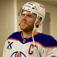 McDavid and Oilers reportedly going after veteran teammate of Bedard on Blackhawks