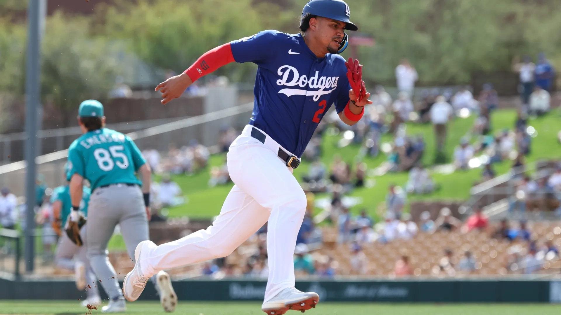 Santiago Espinal running for base