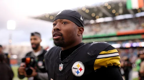 Kenneth Gainwell of Pittsburgh Steelers (#14) looks on.