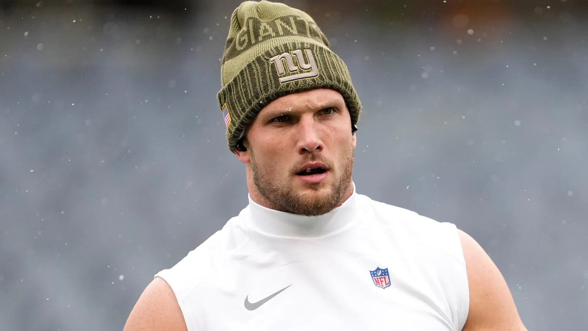 Daniel Bellinger #82 of the New York Giants