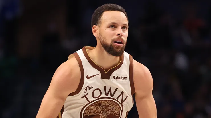 Stephen Curry #30 of the Golden State Warriors reacts after scoring against the Dallas Mavericks in 2026.
