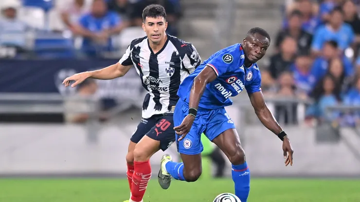 Jorge Rodríguez of CF Monterrey fights for the ball with Osinachi Ebere of Cruz Azul