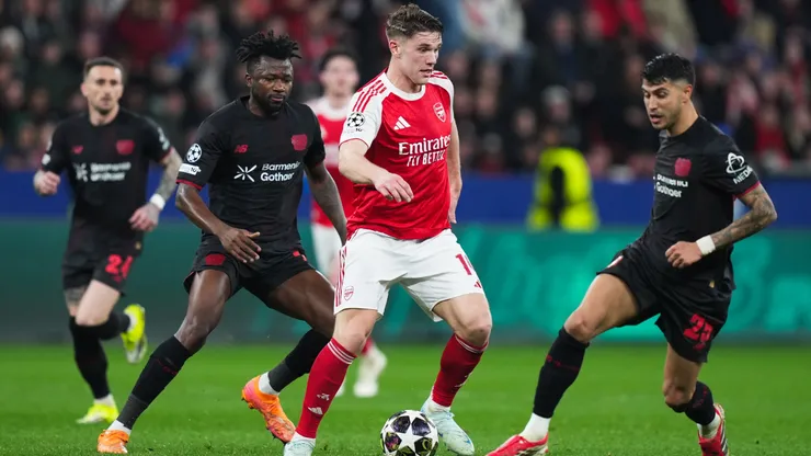 Viktor Gyokeres of Arsenal and Exequiel Palacios of Bayer Leverkusen during the UEFA Champions League 2025/26 Round of 16 First Leg match.