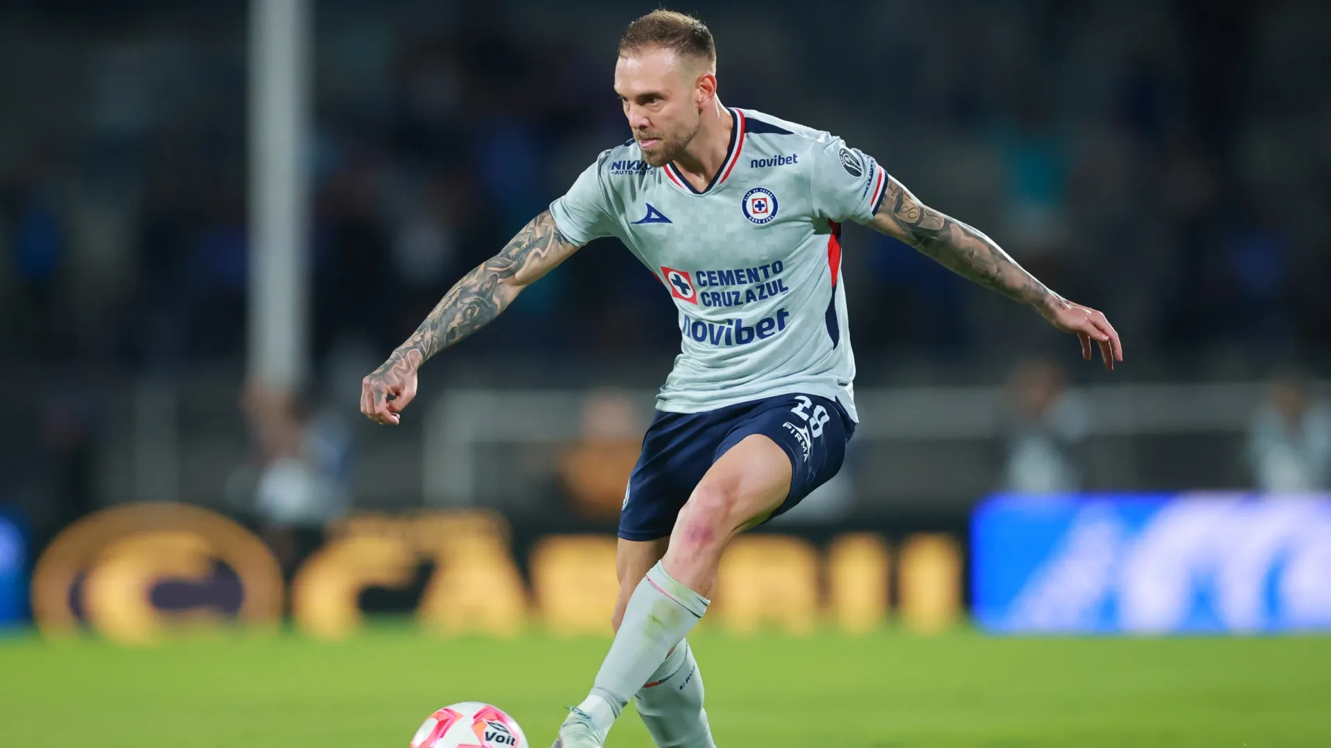 Carlos Rotondi of Cruz Azul controls the ball in 2026 (Source: Hector Vivas/Getty Images)
