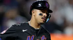 Mark Vientos #27 of the Mets connects for his eighth inning solo home run.
