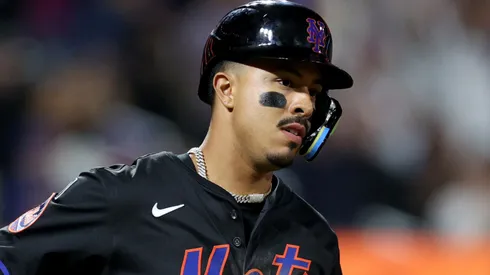 Mark Vientos #27 of the Mets connects for his eighth inning solo home run.