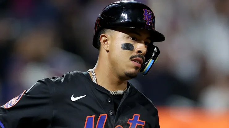 Mark Vientos #27 of the Mets connects for his eighth inning solo home run.
