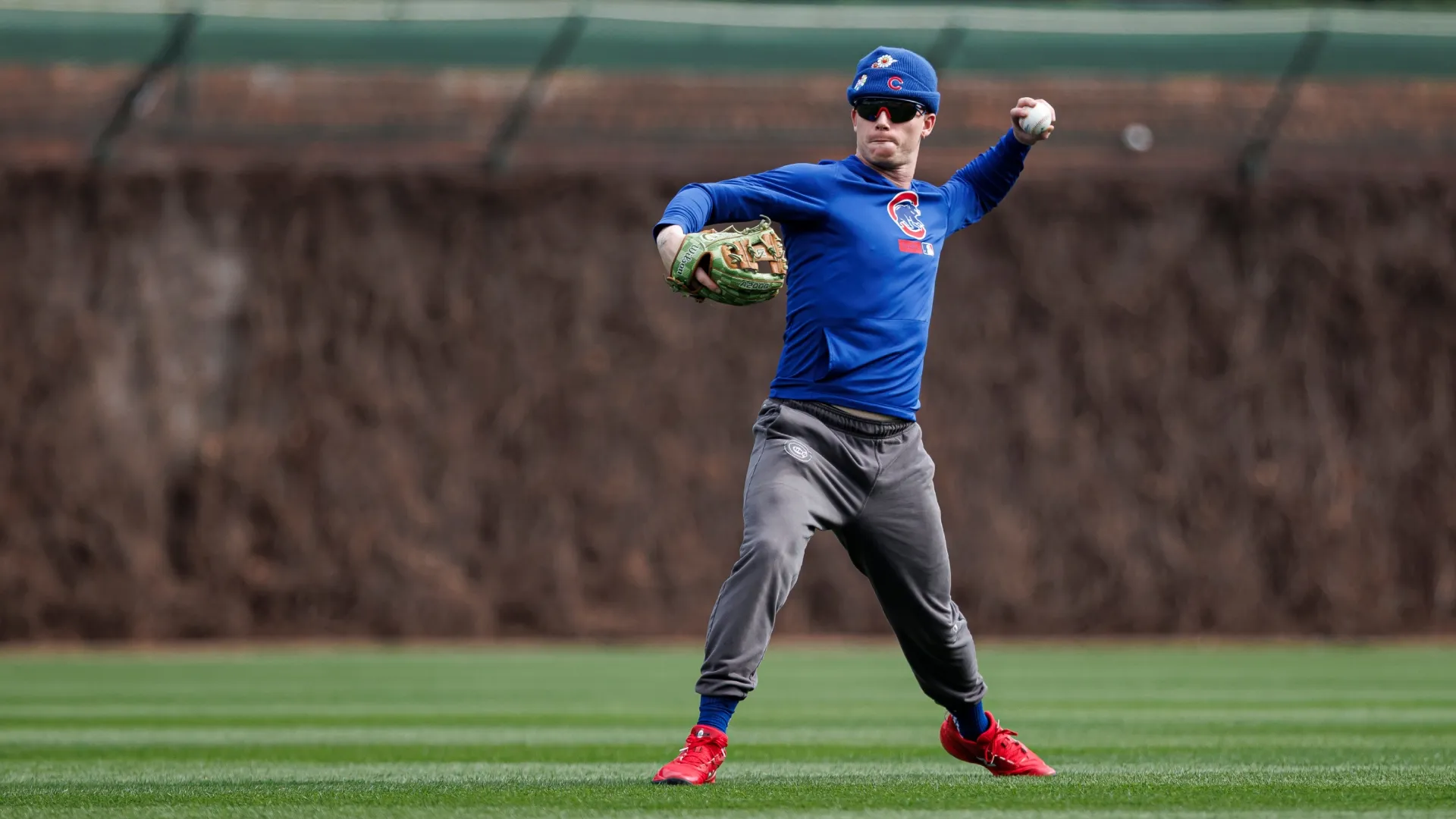 Pete Crow-Armstrong #4 of the Cubs warms up. Griffin Quinn/Getty Images