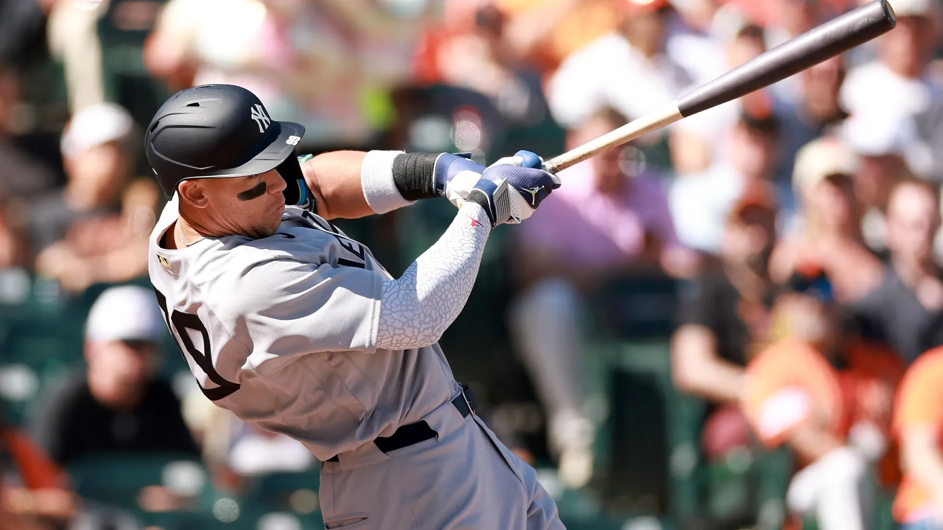 Aaron Judge #99 of the Yankees hits a two-run home run in the sixth inning against the Giants. Ezra Shaw/Getty Images