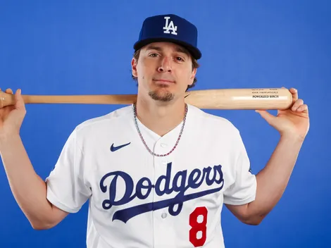Kike Hernandez takes batting practice