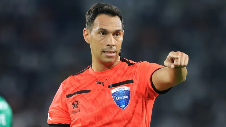 Referee Facundo Tello.