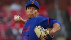 Kodai Senga #34 of the Mets delivers a pitch against the Cardinals.