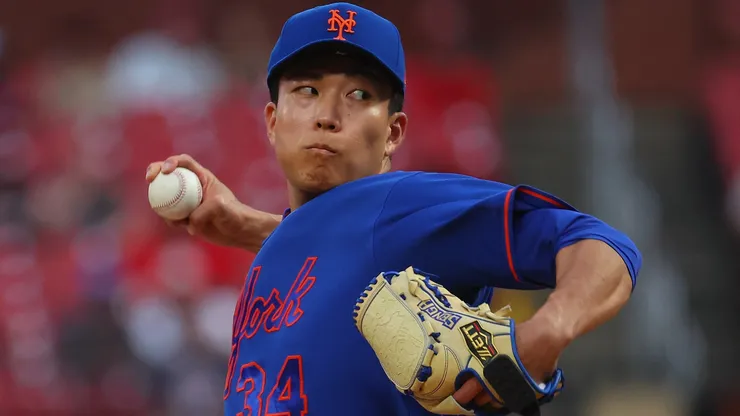 Kodai Senga #34 of the Mets delivers a pitch against the Cardinals.
