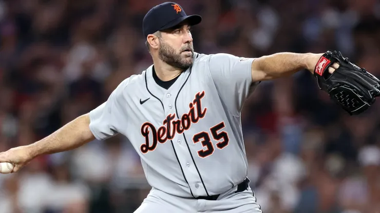 Starter Justin Verlander #35 of the Tigers pitches against the Diamondbacks.