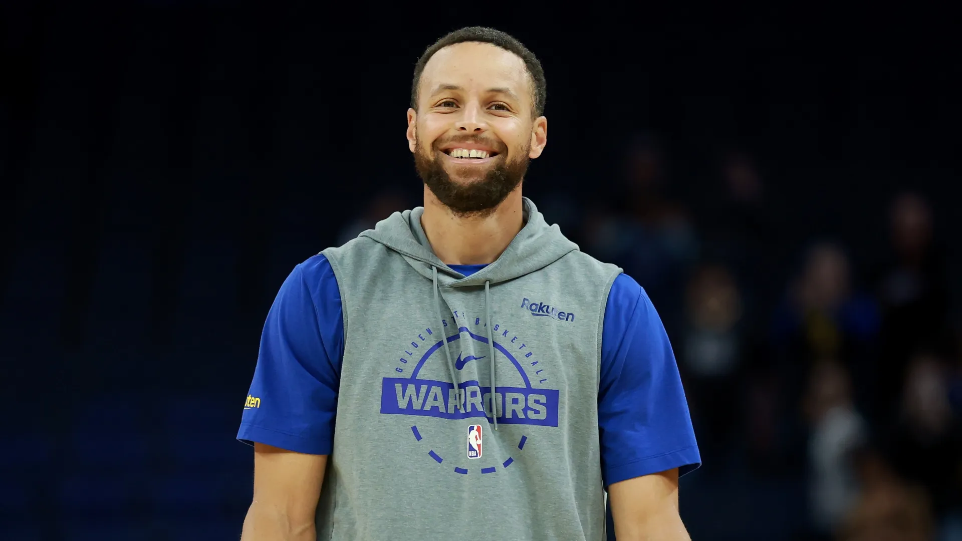 Stephen Curry #30 of the Golden State Warriors smiles as he warms up in 2026 (Source: Ezra Shaw/Getty Images)