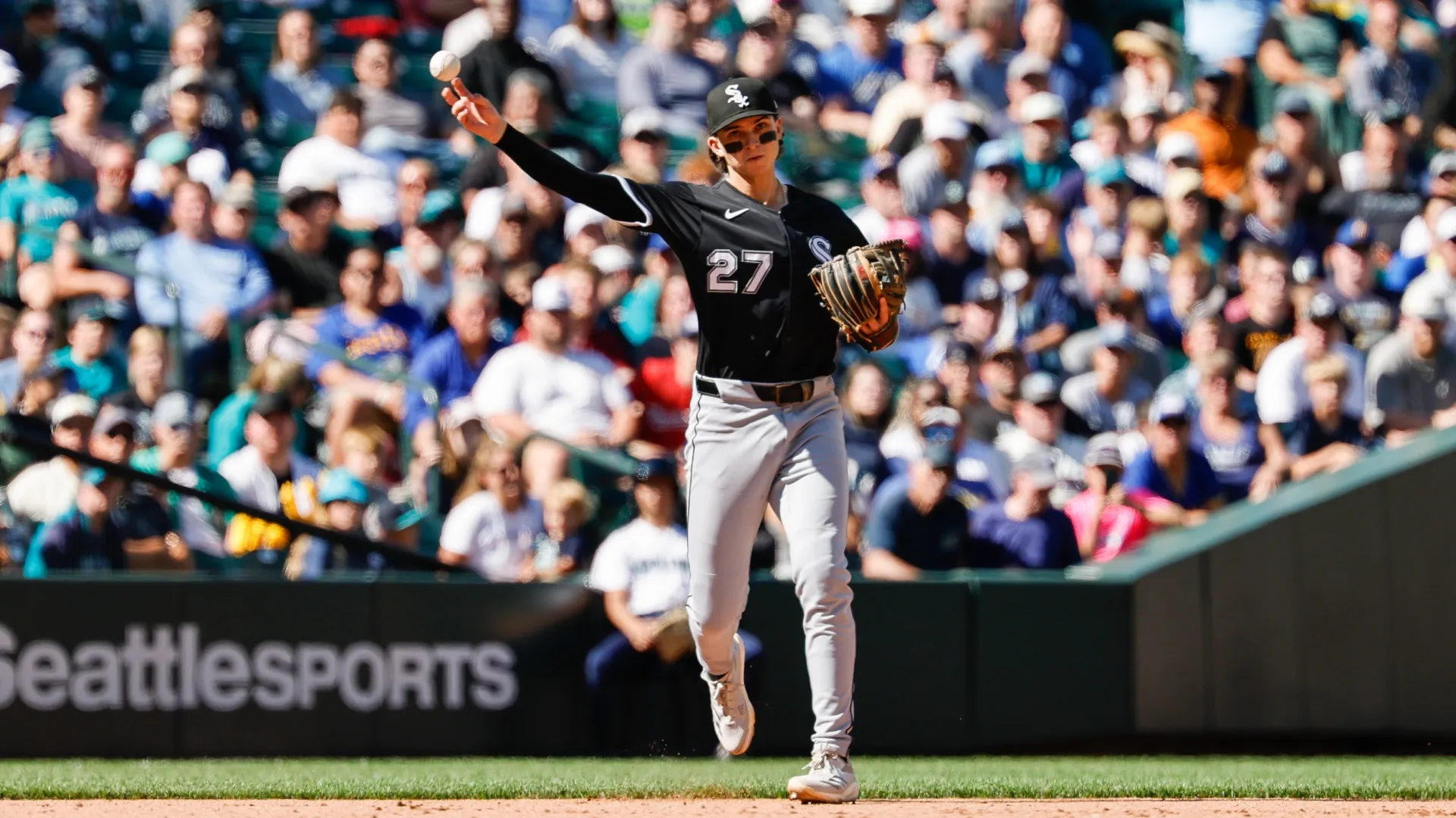 Brooks Baldwin #27 of the White Sox throws to first base against the Mariners. Alika Jenner/Getty Images
