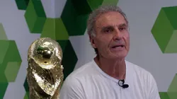 Oscar Ruggeri with the World Cup trophy as he speaks to Bolavip US.