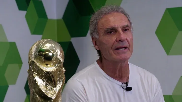 Oscar Ruggeri with the World Cup trophy as he speaks to Bolavip US.